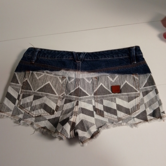 Roxy Denim Tribal Print Distressed Shorts Boho Cheeky Size 29 faded - Picture 5 of 6